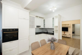 SkyHouse-High Comfort Gem in Central Downtown